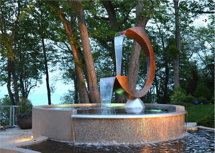 Corten plieno vandens fontano krioklys