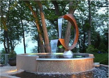 Pritaikytas vandens fontanas sodo skulptūrai