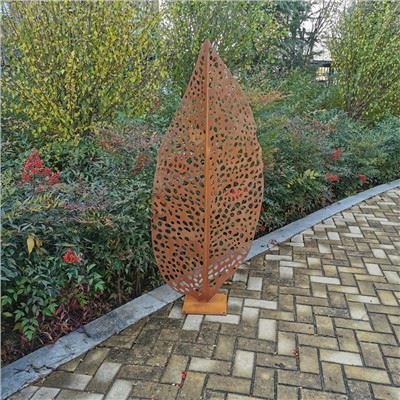 Surūdijusio metalo rudens lapų sodo skulptūra