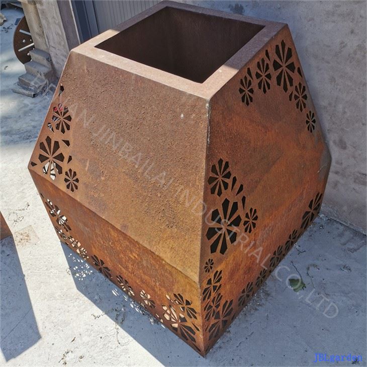 Corten plieno rūdžių sodintuvas