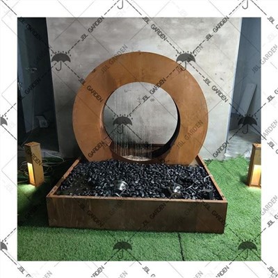 Gamyklos lauko vandens fontanas