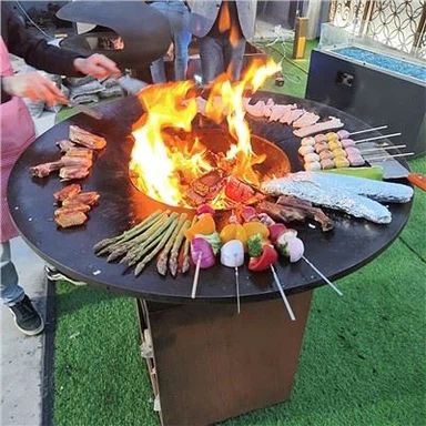 Sodo didelis surūdijęs Corten BBQ grilis