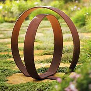 Surūdijusio metalo žiedo skulptūra