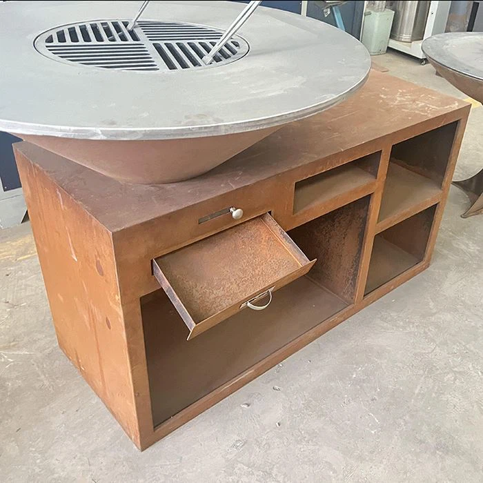 Patvari plieninė kepsninė, skirta lauko terasoms