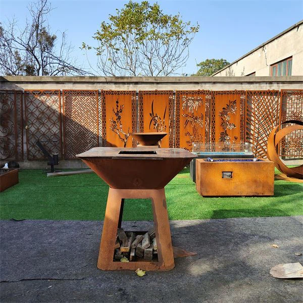 Patio malkomis kūrenama BBQ viryklė su griliu