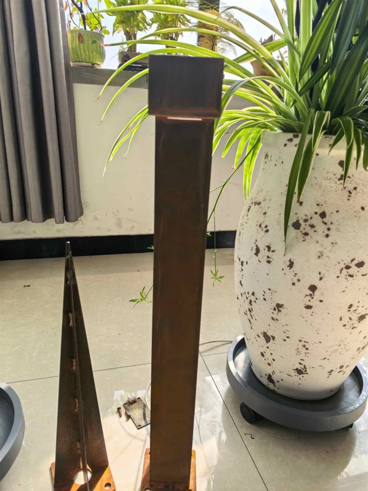 Atmosferos poveikiui atsparus plieninis lauko žemės apšvietimas